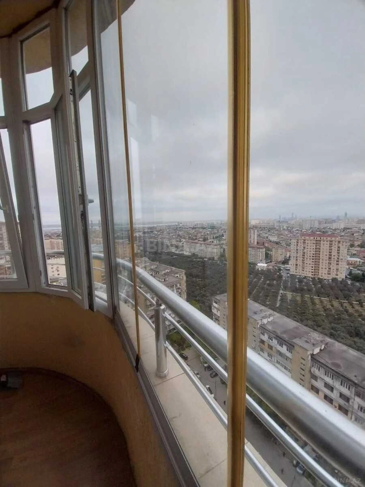 Satılır 4 otaqlı mənzil 175 m²