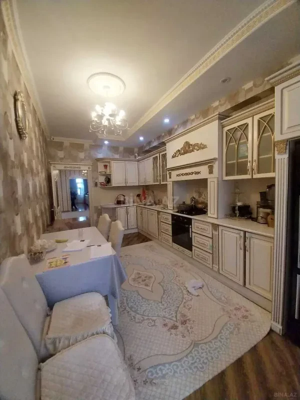 Satılır 4 otaqlı mənzil 175 m²