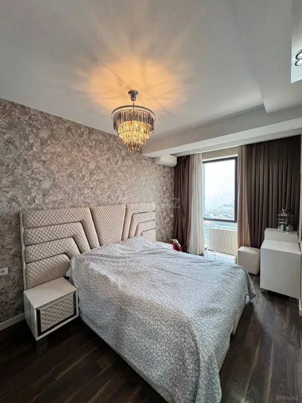Satılır 4 otaqlı mənzil 146 m²