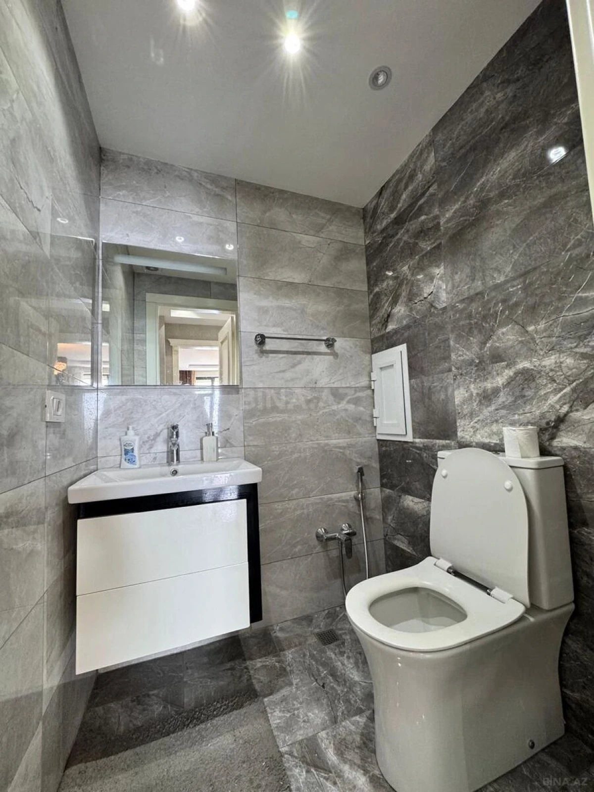 Satılır 4 otaqlı mənzil 146 m²