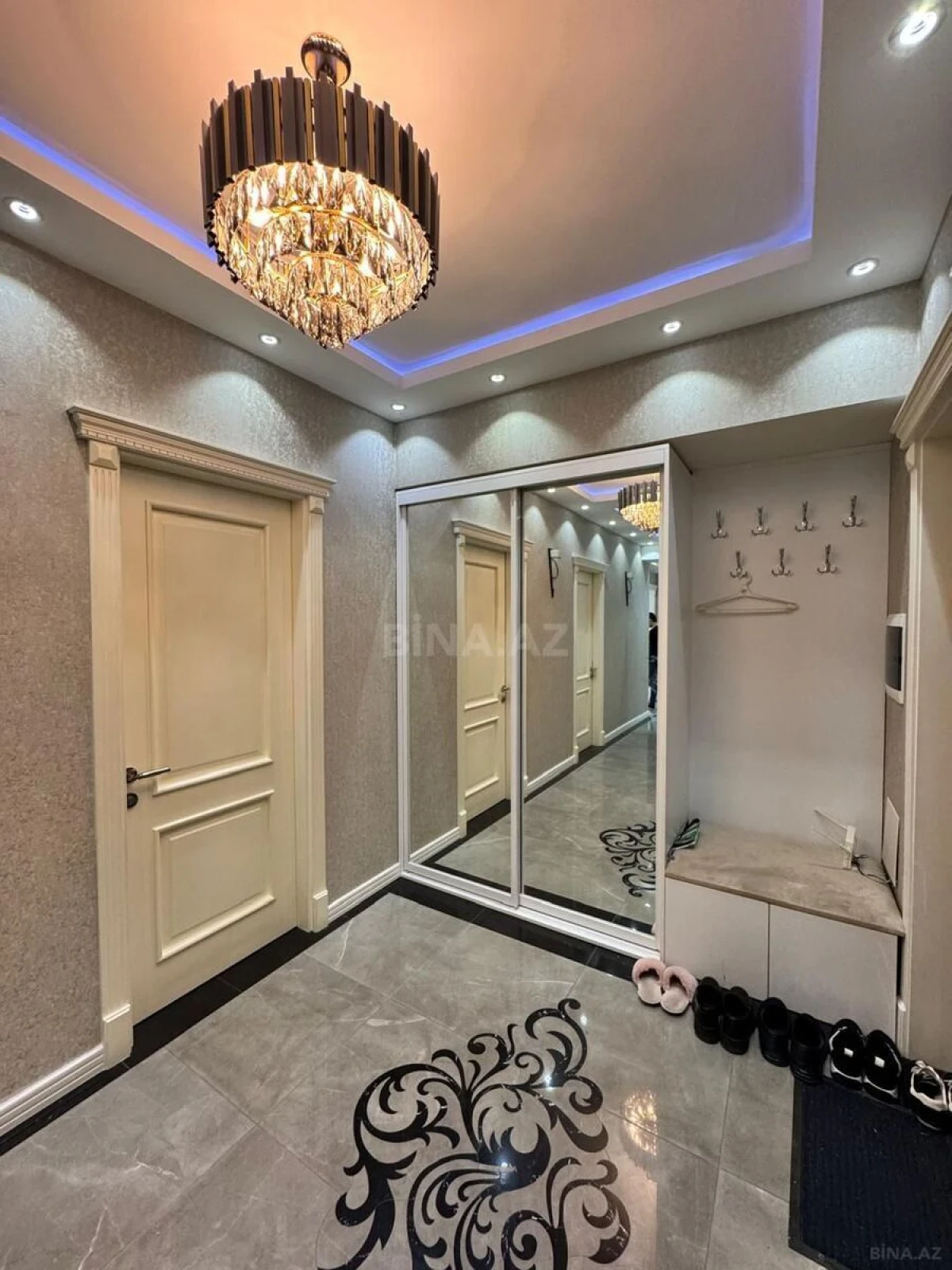 Satılır 4 otaqlı mənzil 146 m²
