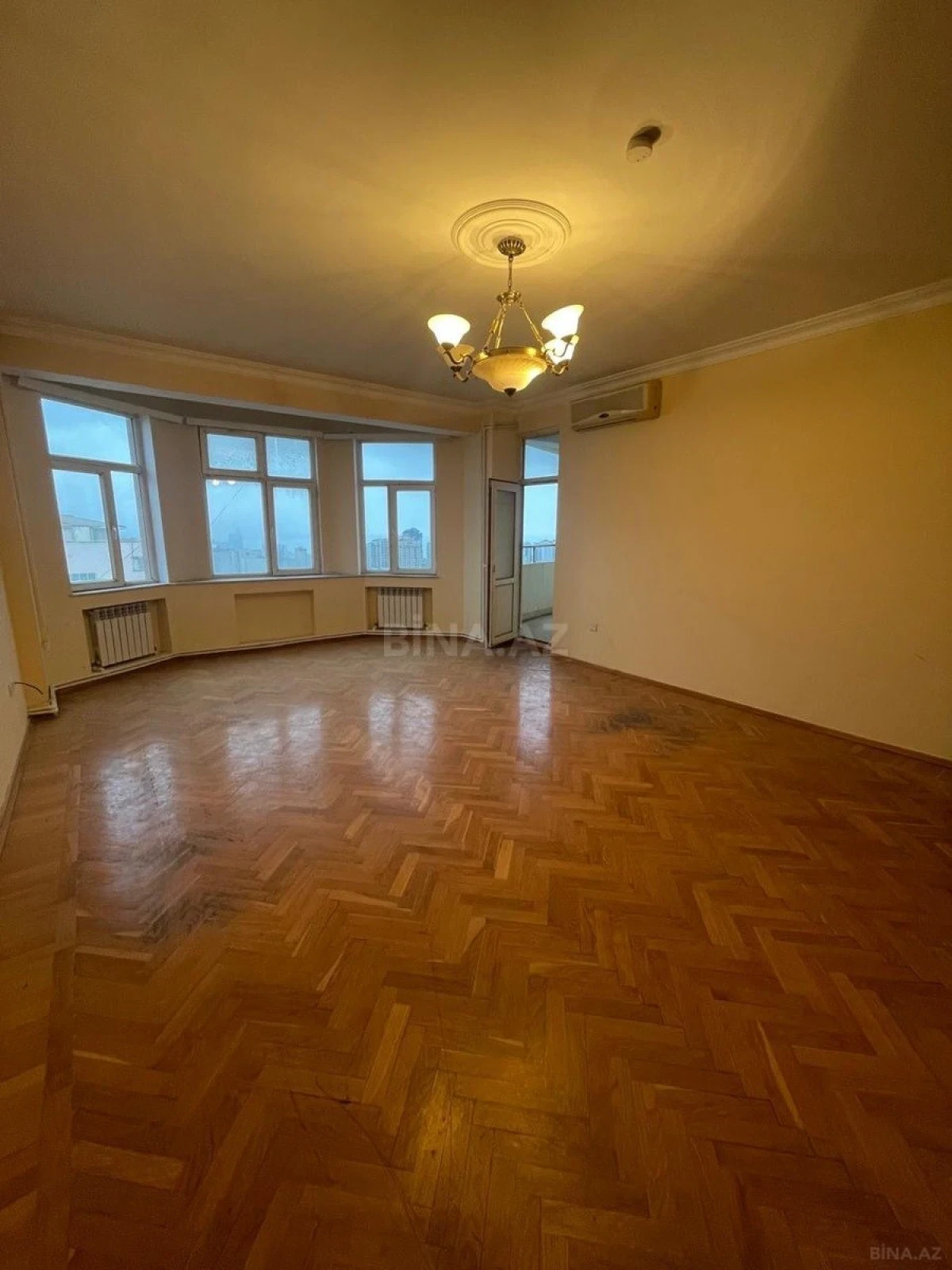 Satılır 4 otaqlı mənzil 185 m²
