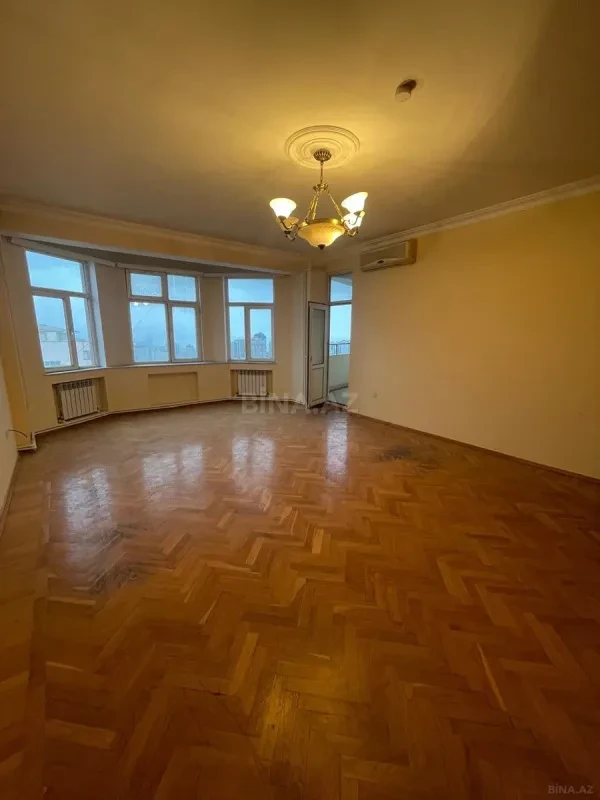 Satılır 4 otaqlı mənzil 185 m²