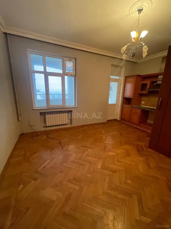 Satılır 4 otaqlı mənzil 185 m²