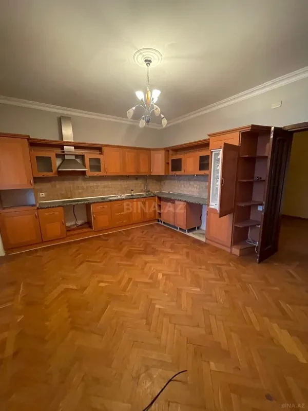 Satılır 4 otaqlı mənzil 185 m²