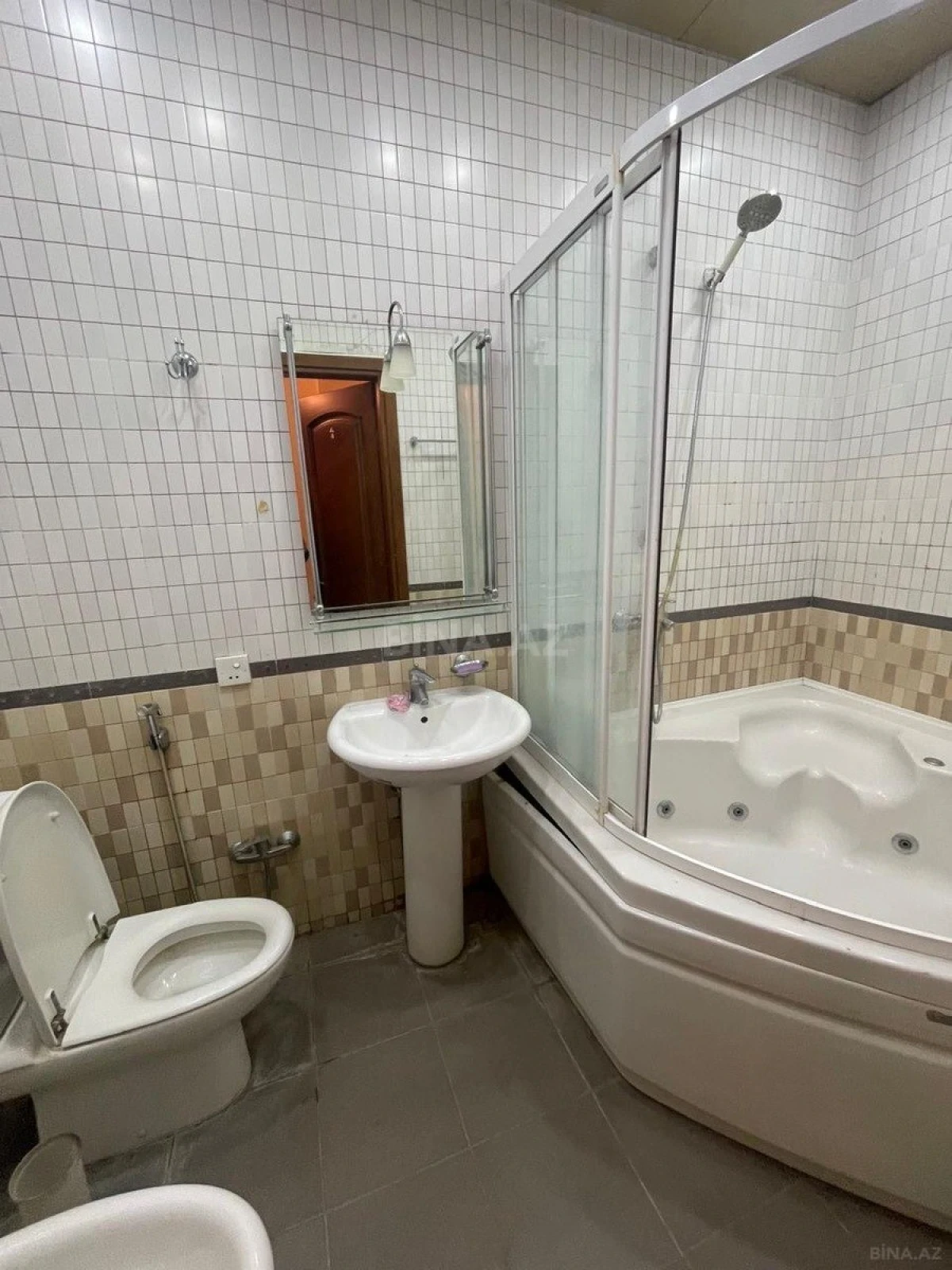 Satılır 4 otaqlı mənzil 185 m²