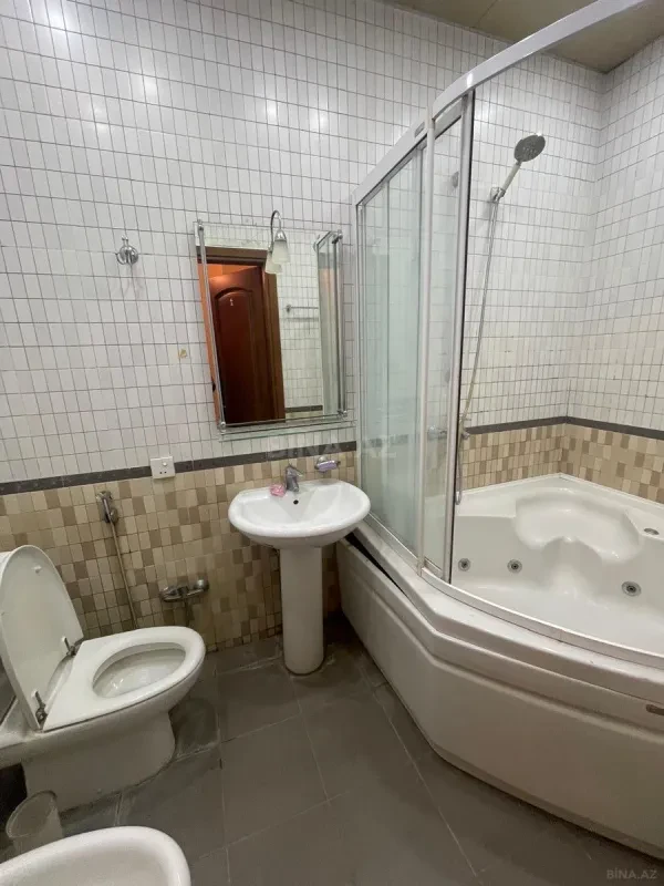 Satılır 4 otaqlı mənzil 185 m²