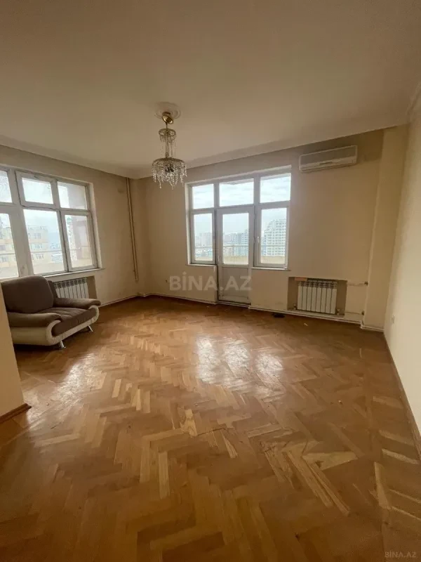 Satılır 4 otaqlı mənzil 185 m²