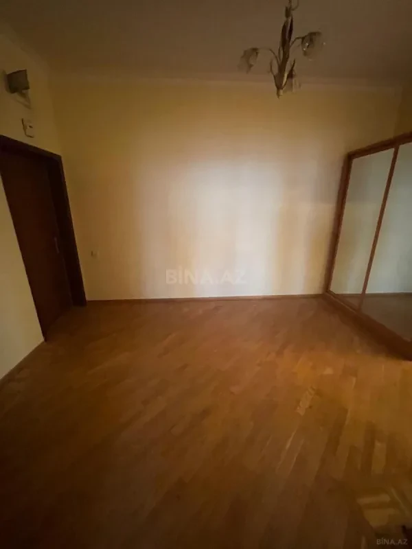 Satılır 4 otaqlı mənzil 185 m²