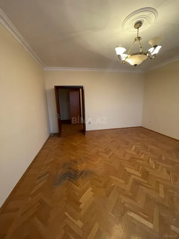 Satılır 4 otaqlı mənzil 185 m²