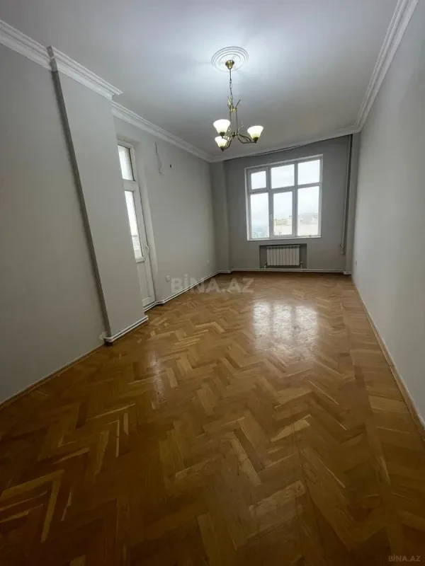 Satılır 4 otaqlı mənzil 185 m²