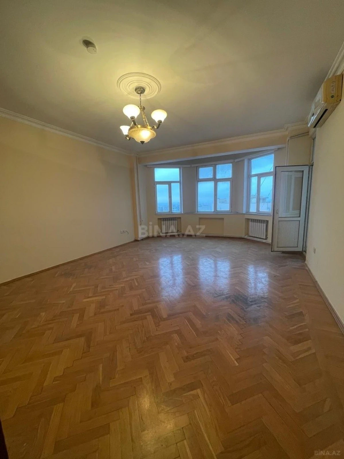 Satılır 4 otaqlı mənzil 185 m²