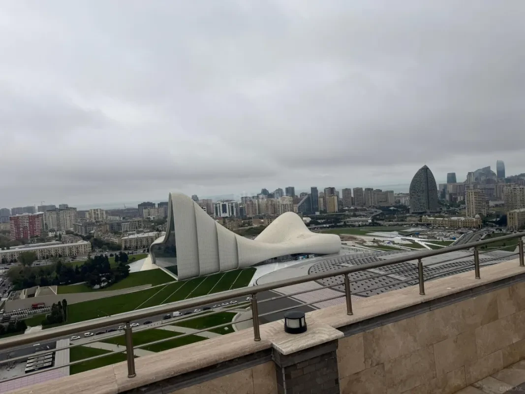Satılır 13 otaqlı mənzil 1300 m²