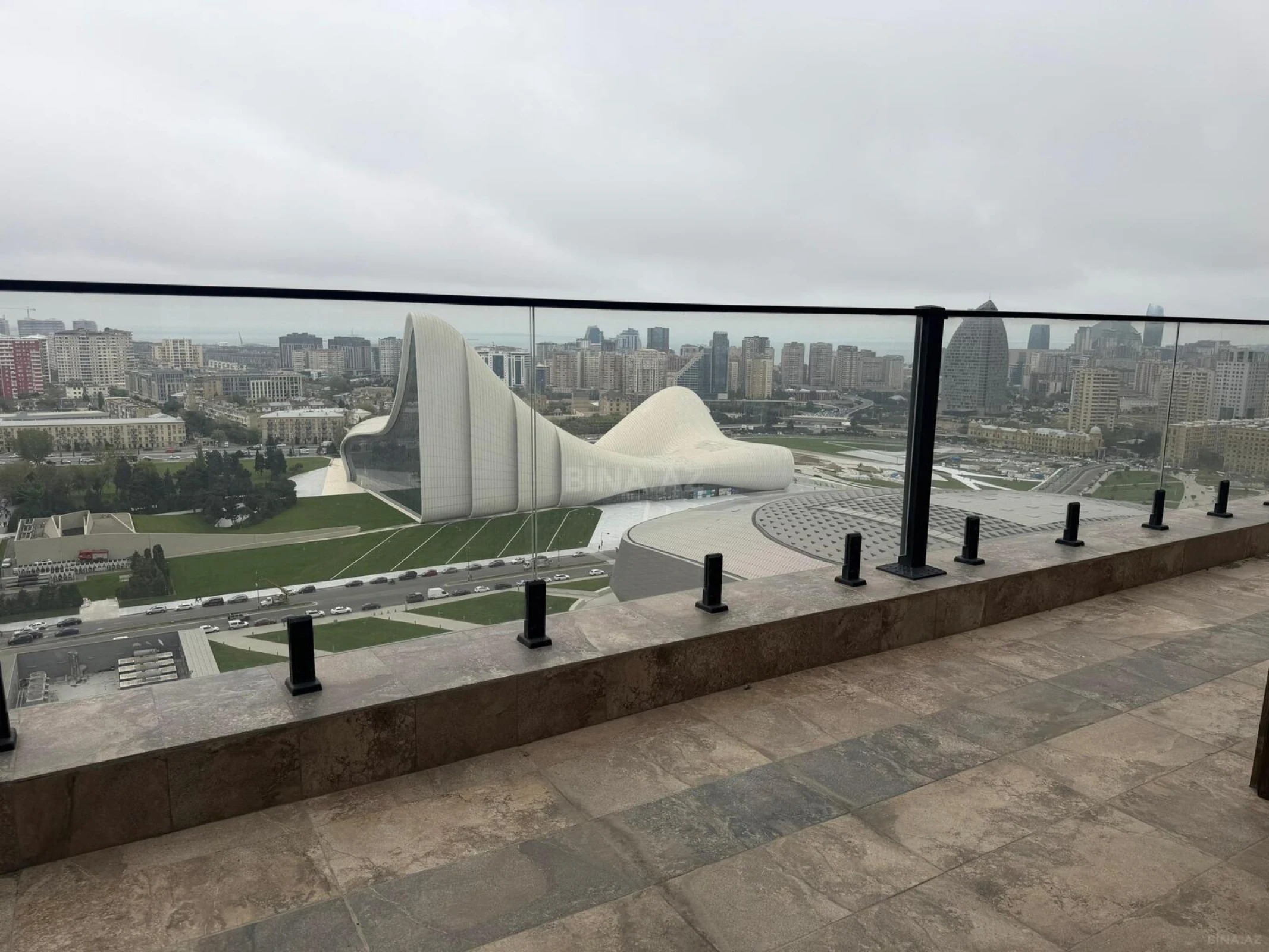 Satılır 13 otaqlı mənzil 1300 m²