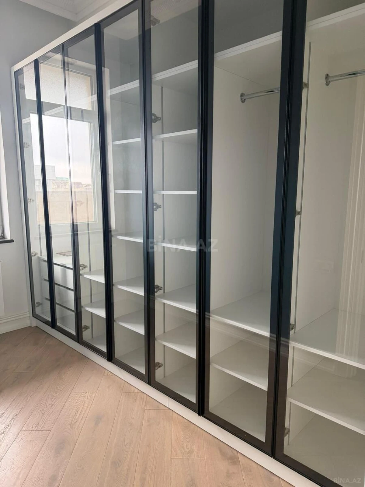 Satılır 13 otaqlı mənzil 1300 m²