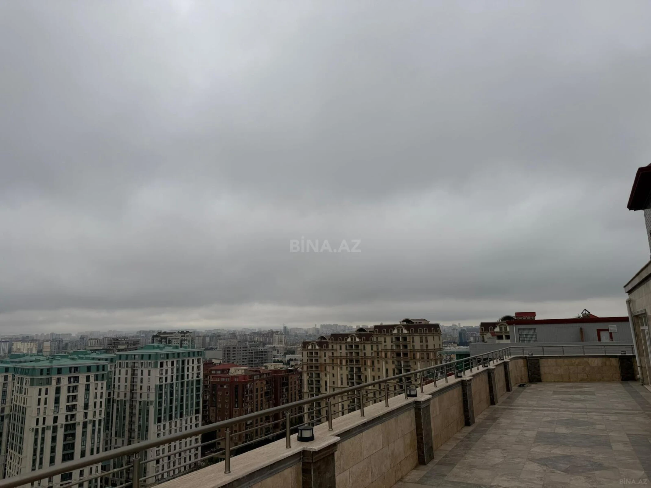 Satılır 13 otaqlı mənzil 1300 m²