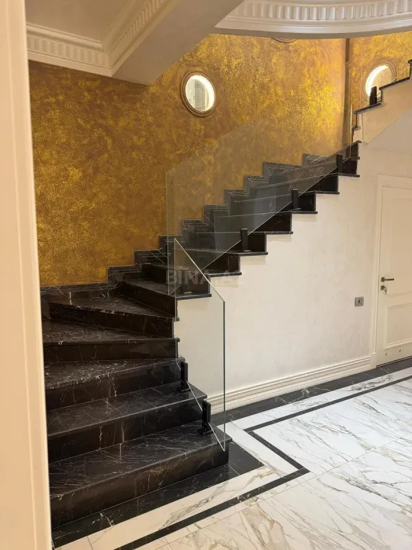 Satılır 13 otaqlı mənzil 1300 m²
