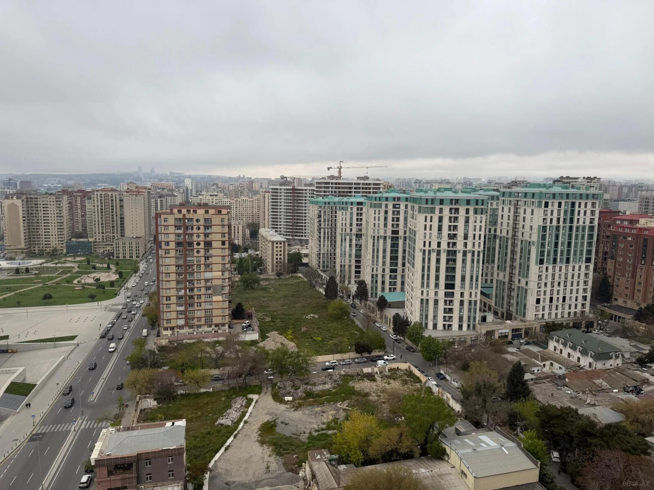 Satılır 13 otaqlı mənzil 1300 m²