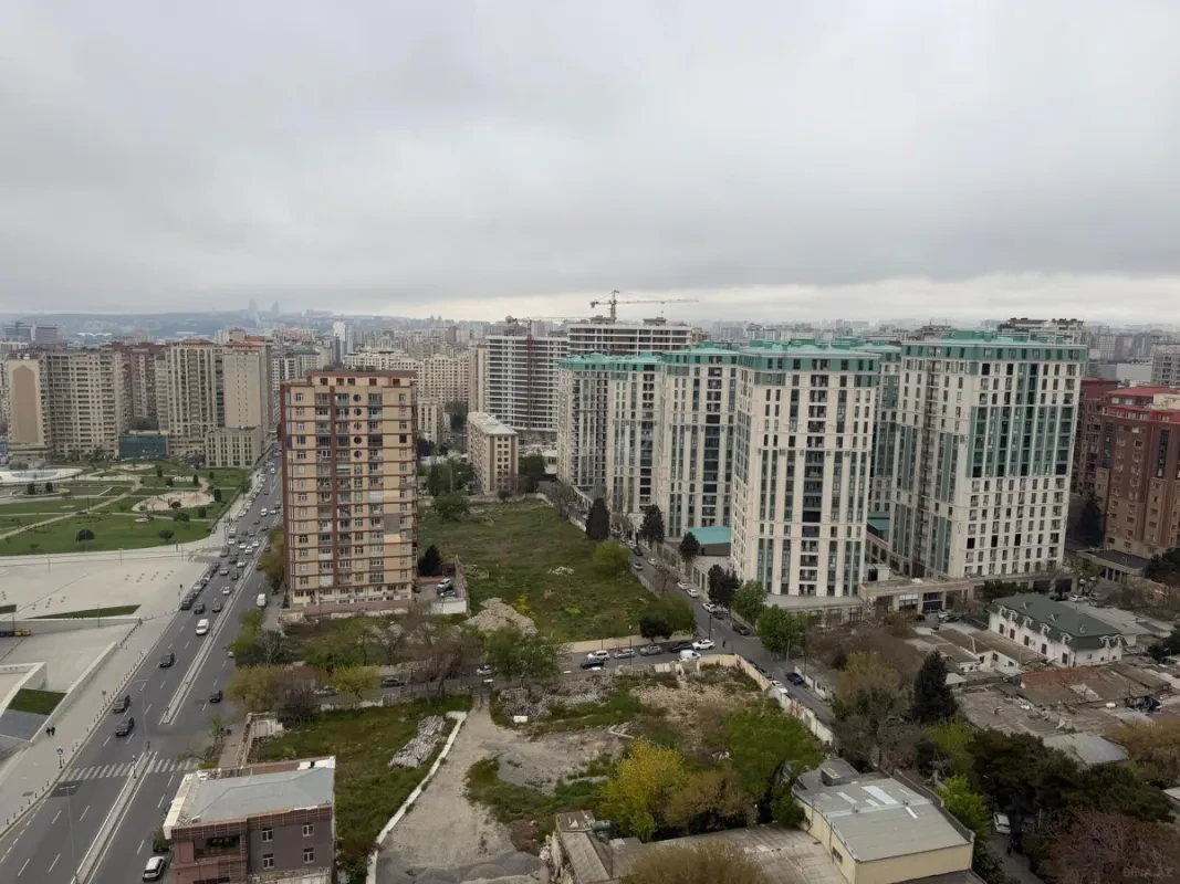 Satılır 13 otaqlı mənzil 1300 m²