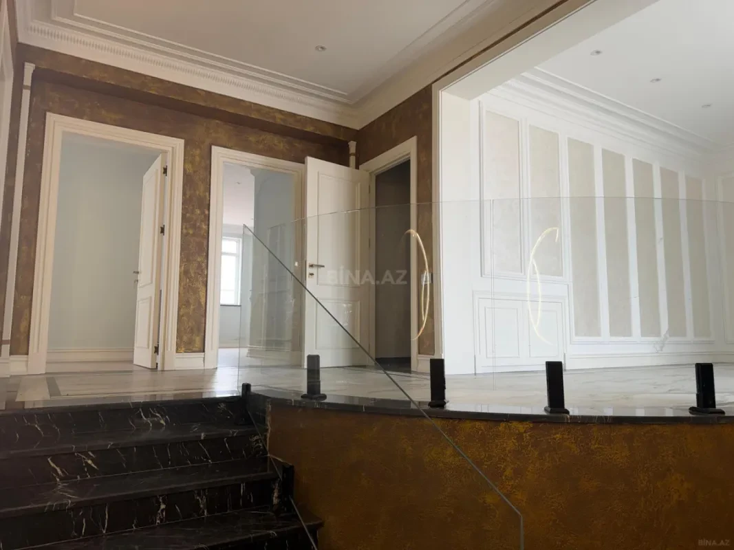 Satılır 13 otaqlı mənzil 1300 m²