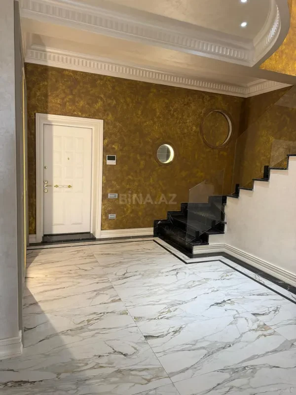 Satılır 13 otaqlı mənzil 1300 m²