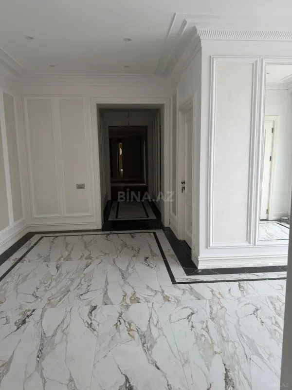 Satılır 13 otaqlı mənzil 1300 m²