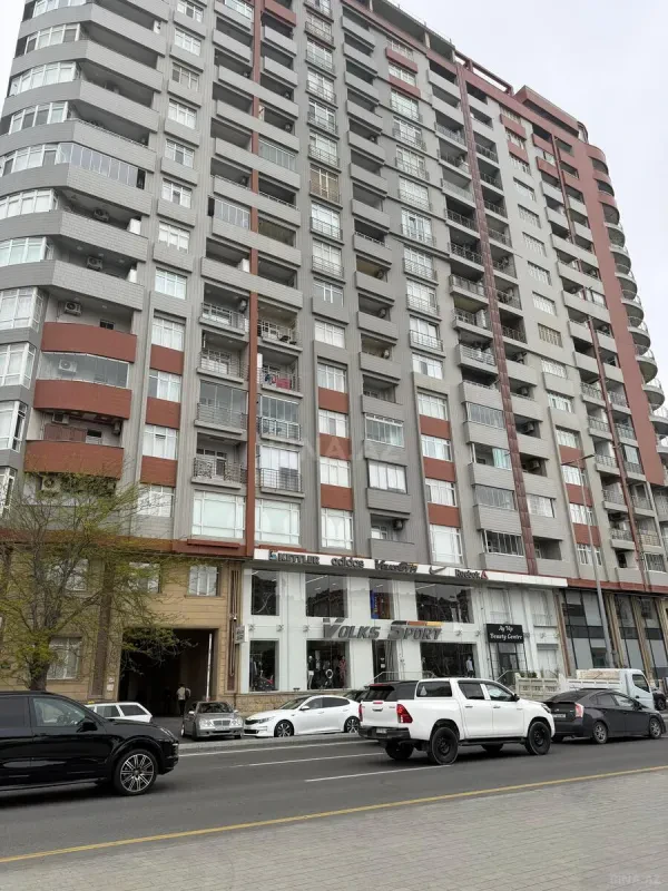 Satılır 13 otaqlı mənzil 1300 m²