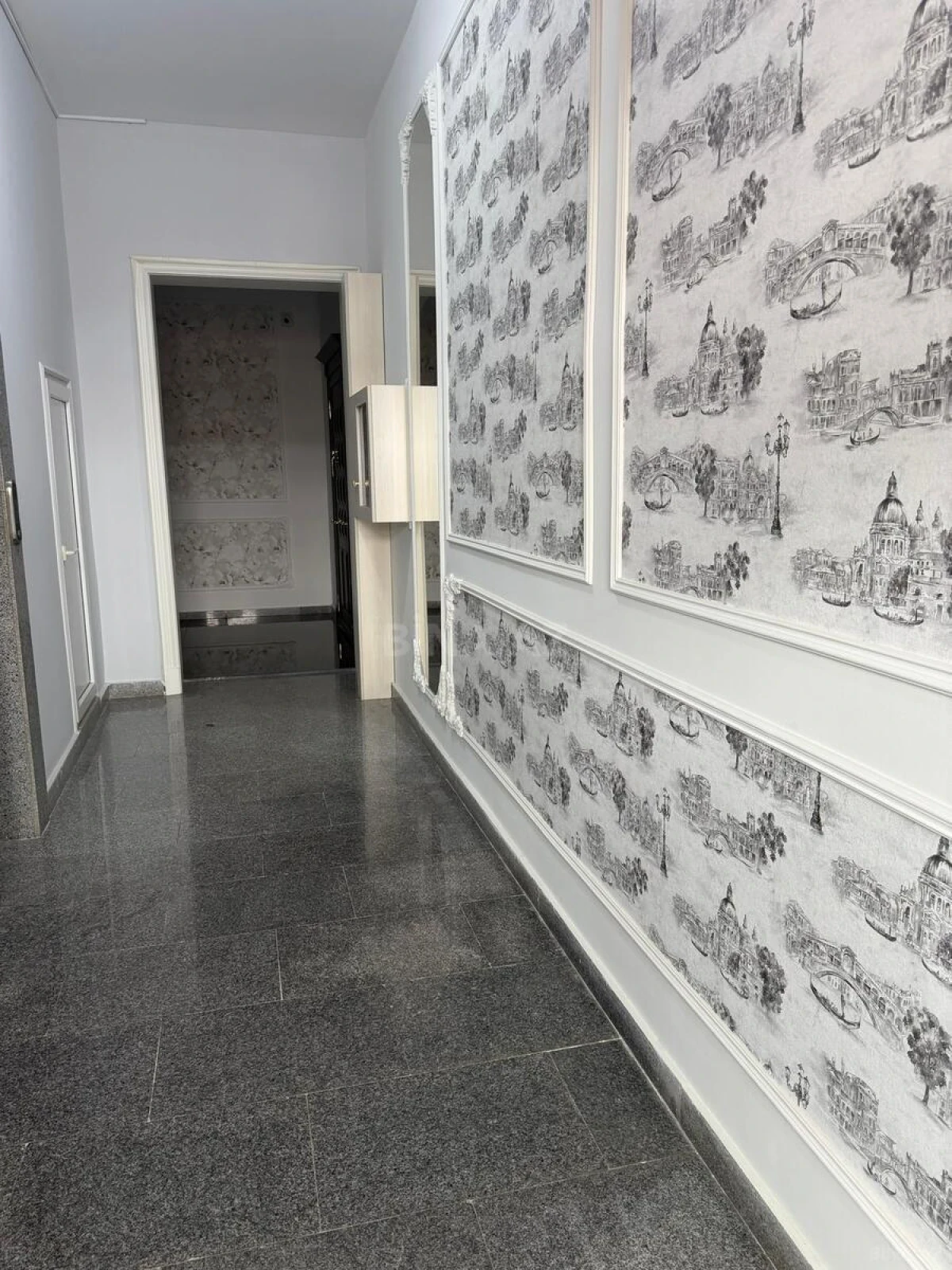 Satılır 13 otaqlı mənzil 1300 m²