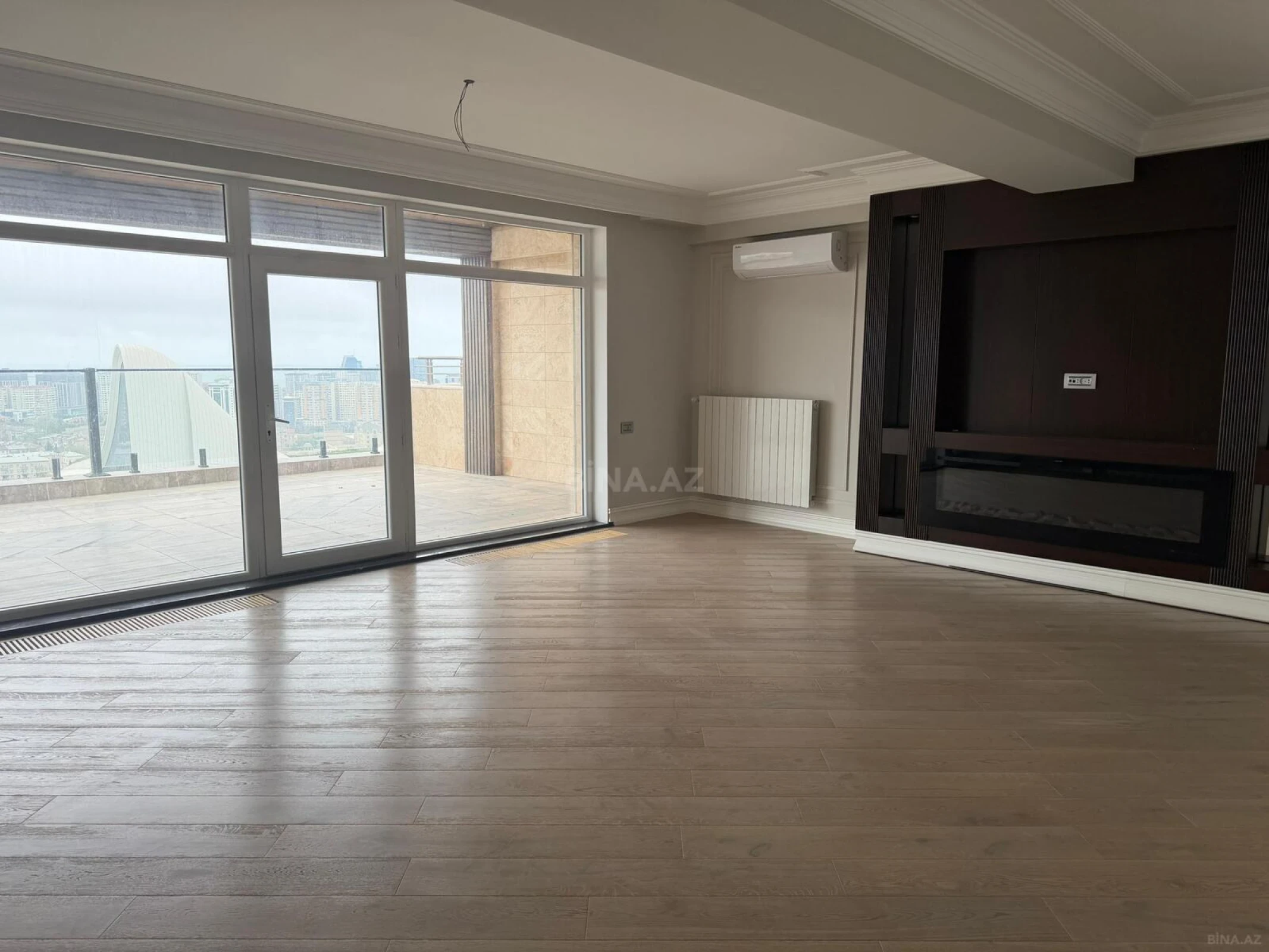 Satılır 13 otaqlı mənzil 1300 m²