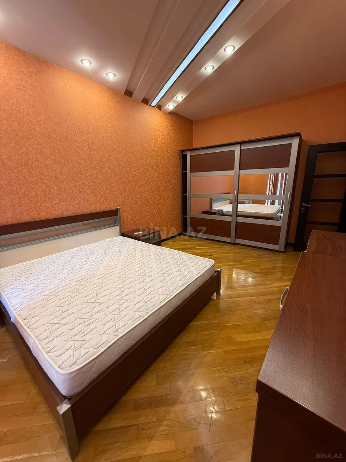 Kirayə verilir 3 otaqlı mənzil 145 m²