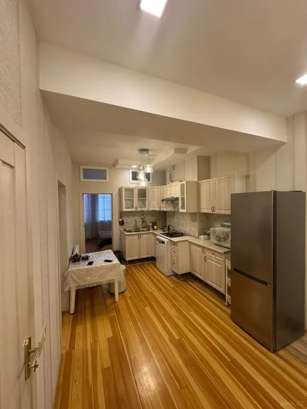 Kirayə verilir 2 otaqlı mənzil 70 m²