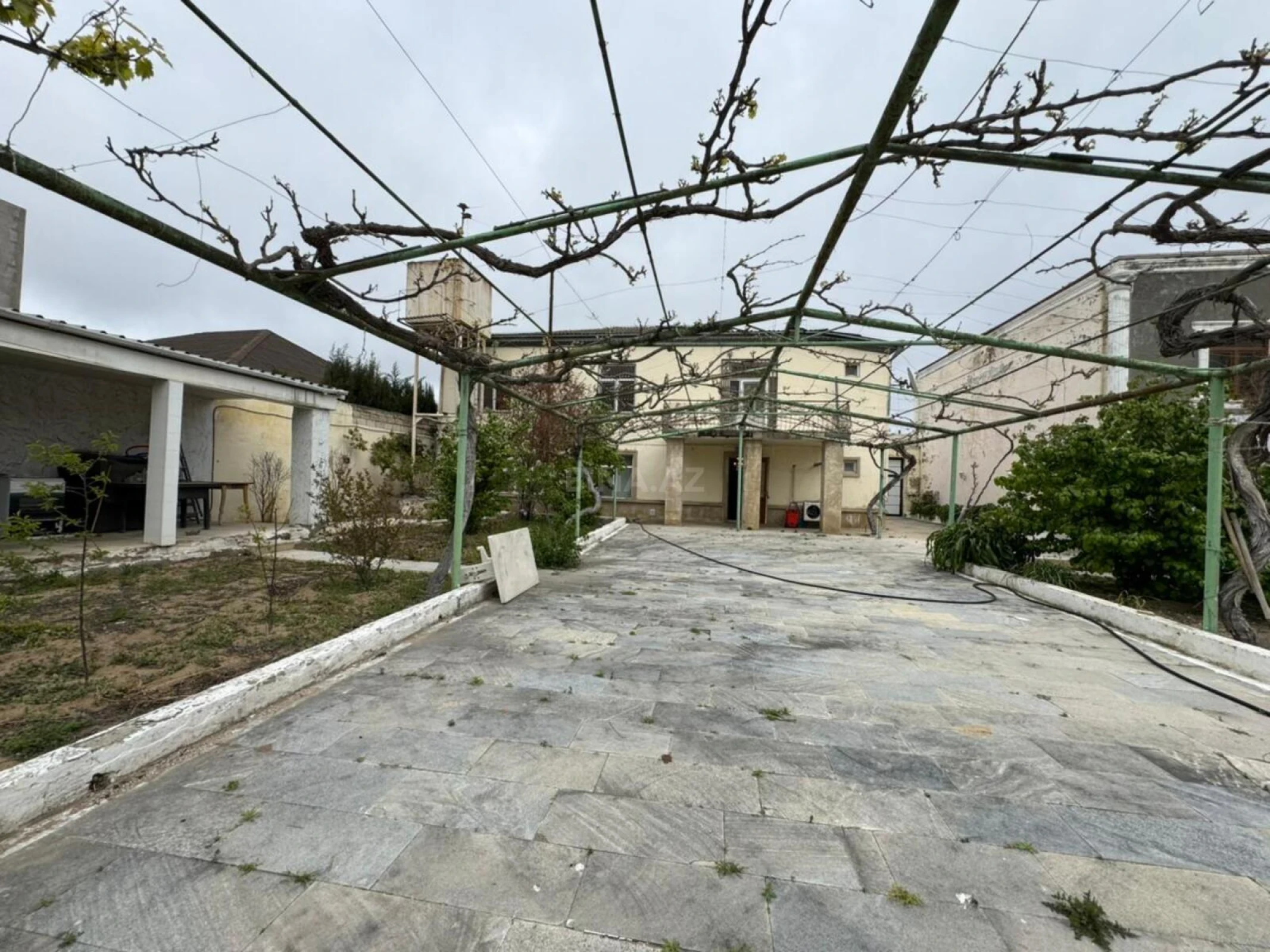 Satılır 6 otaqlı həyət evi 300 m²