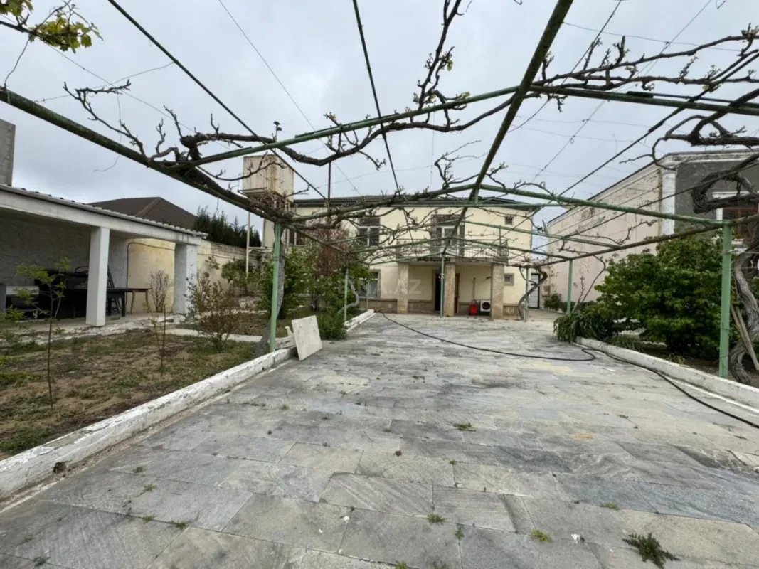 Satılır 6 otaqlı həyət evi 300 m²