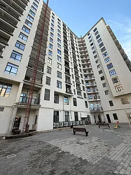 Satılır 4 otaqlı mənzil 196 m²