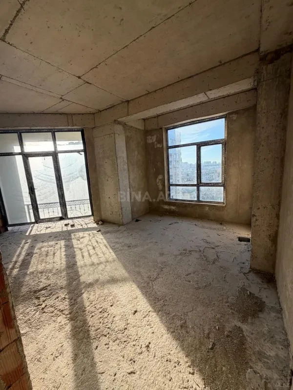 Satılır 4 otaqlı mənzil 196 m²