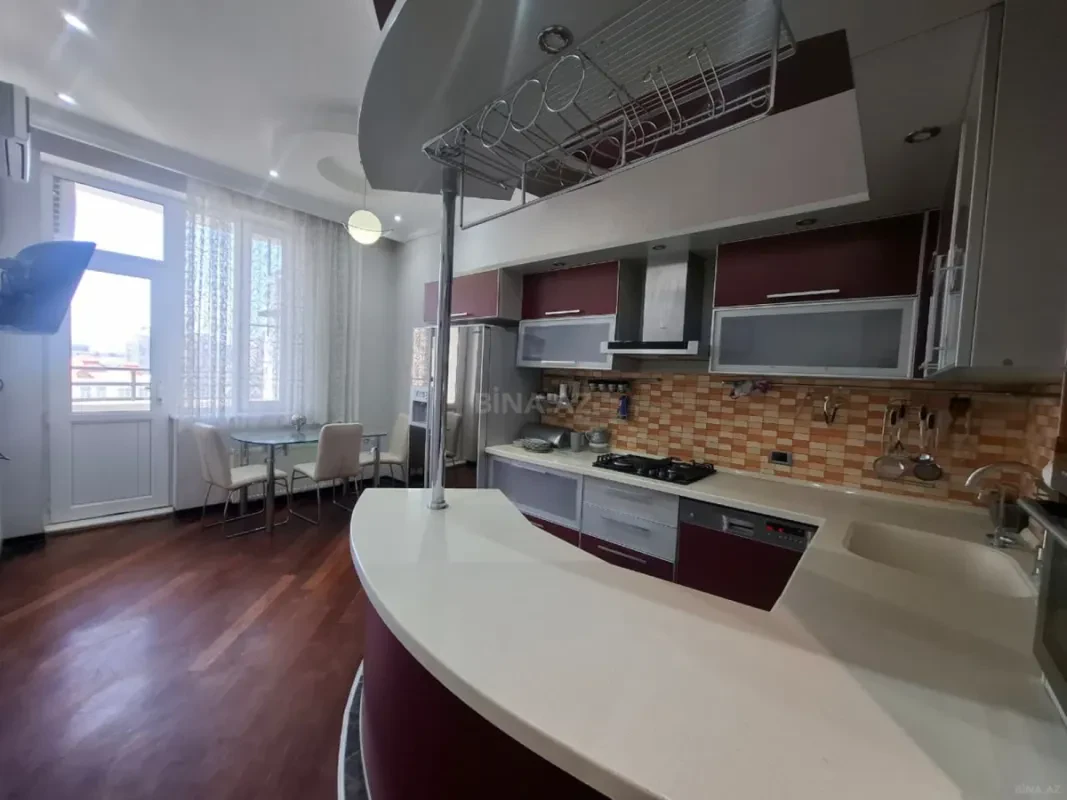 Kirayə verilir 3 otaqlı mənzil 172 m²