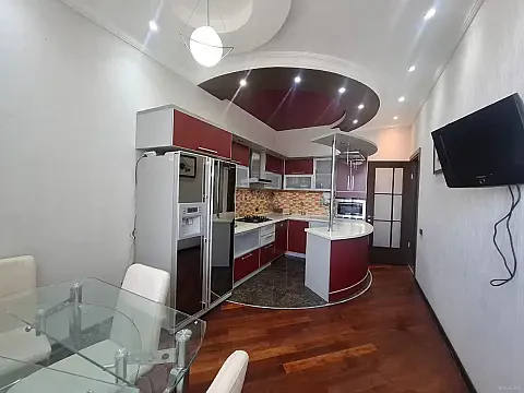 Kirayə verilir 3 otaqlı mənzil 172 m²