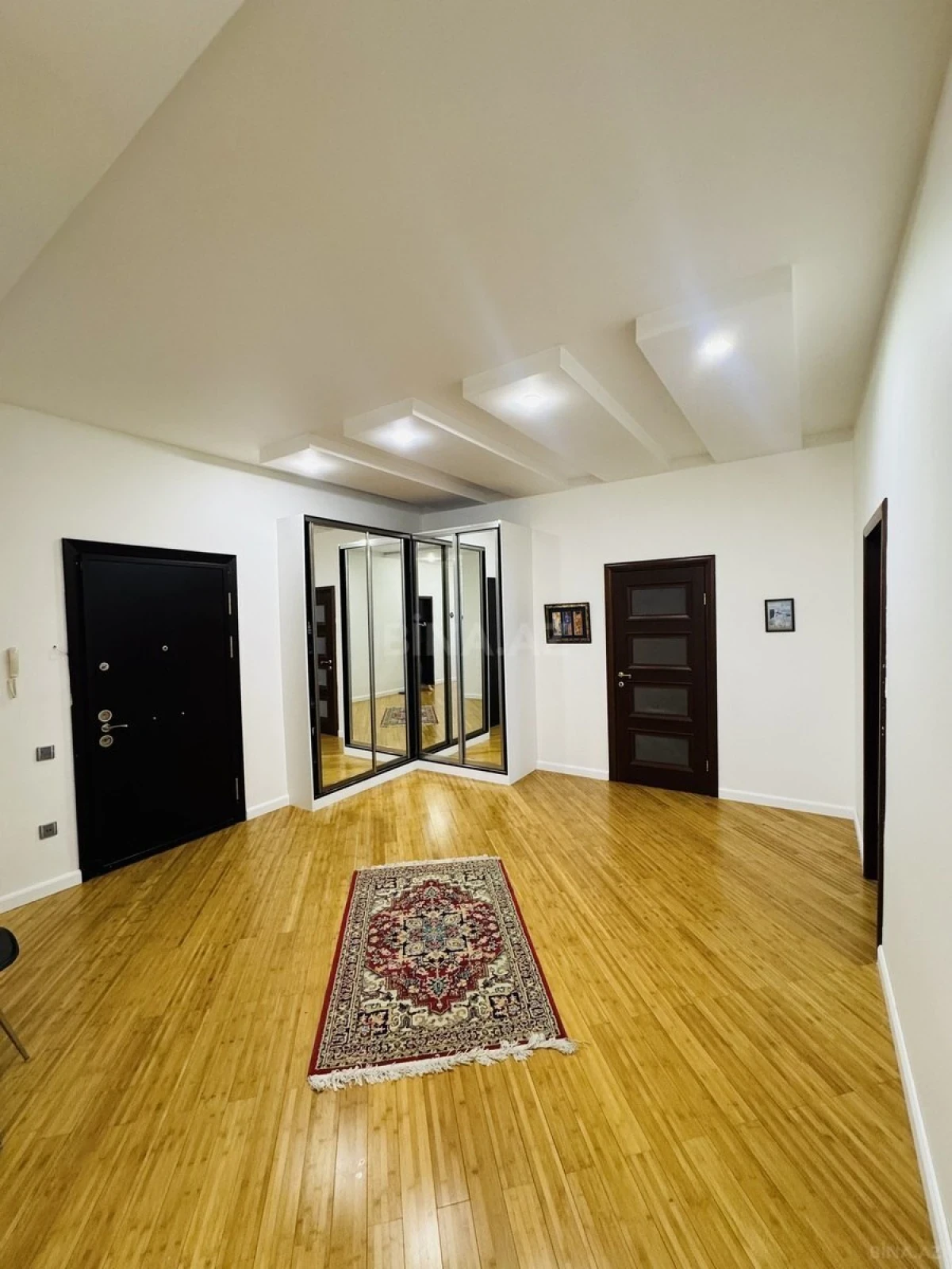 Satılır 4 otaqlı mənzil 170 m²