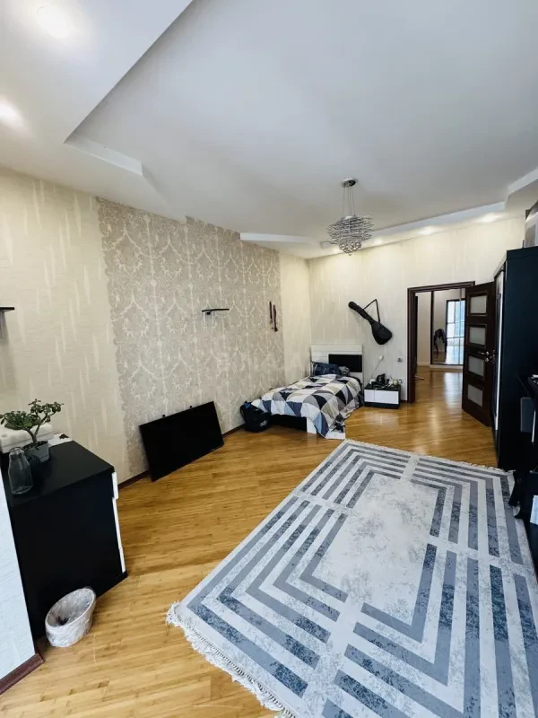 Satılır 4 otaqlı mənzil 170 m²
