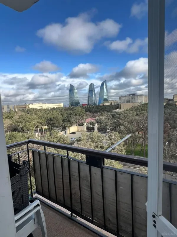 Satılır 4 otaqlı mənzil 100 m²