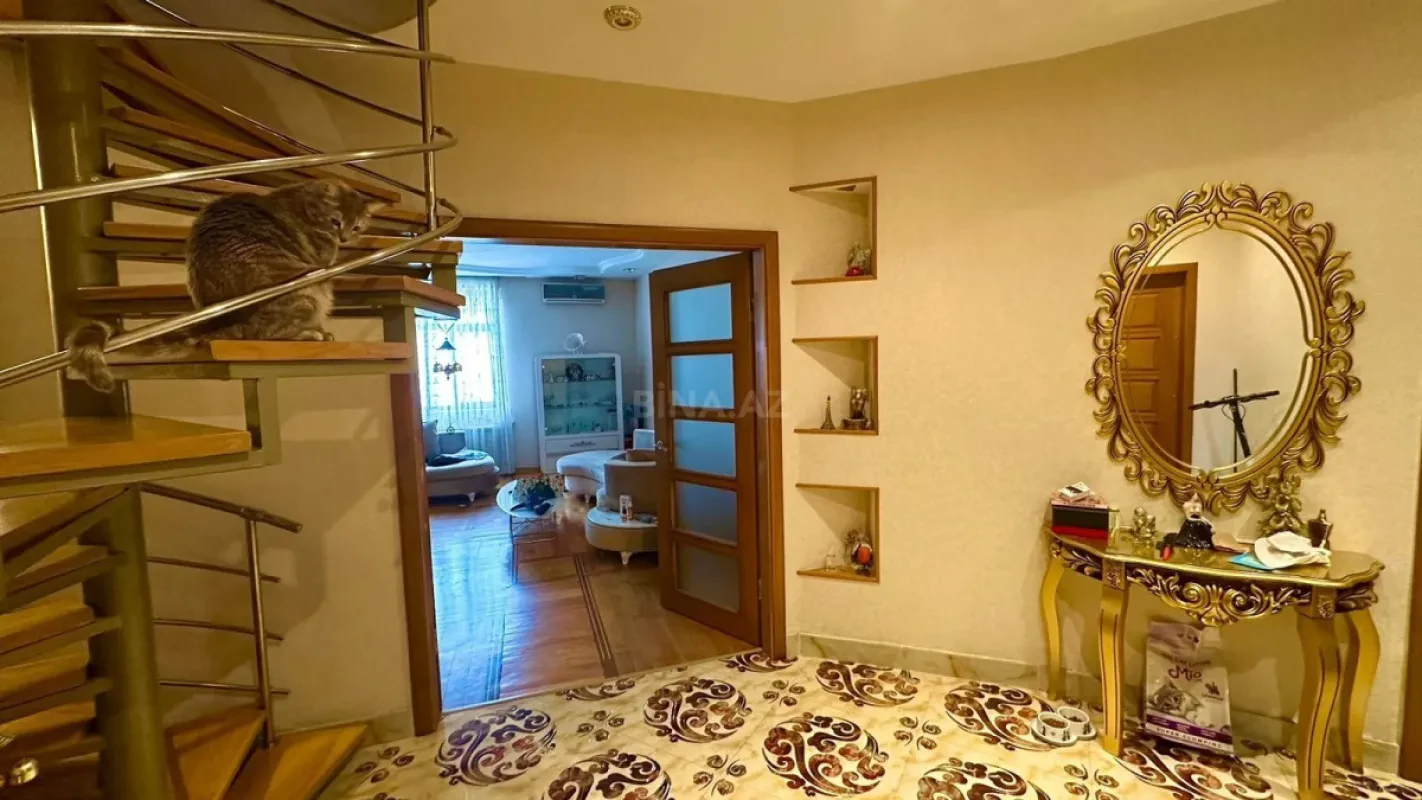 Satılır 5 otaqlı mənzil 200 m²
