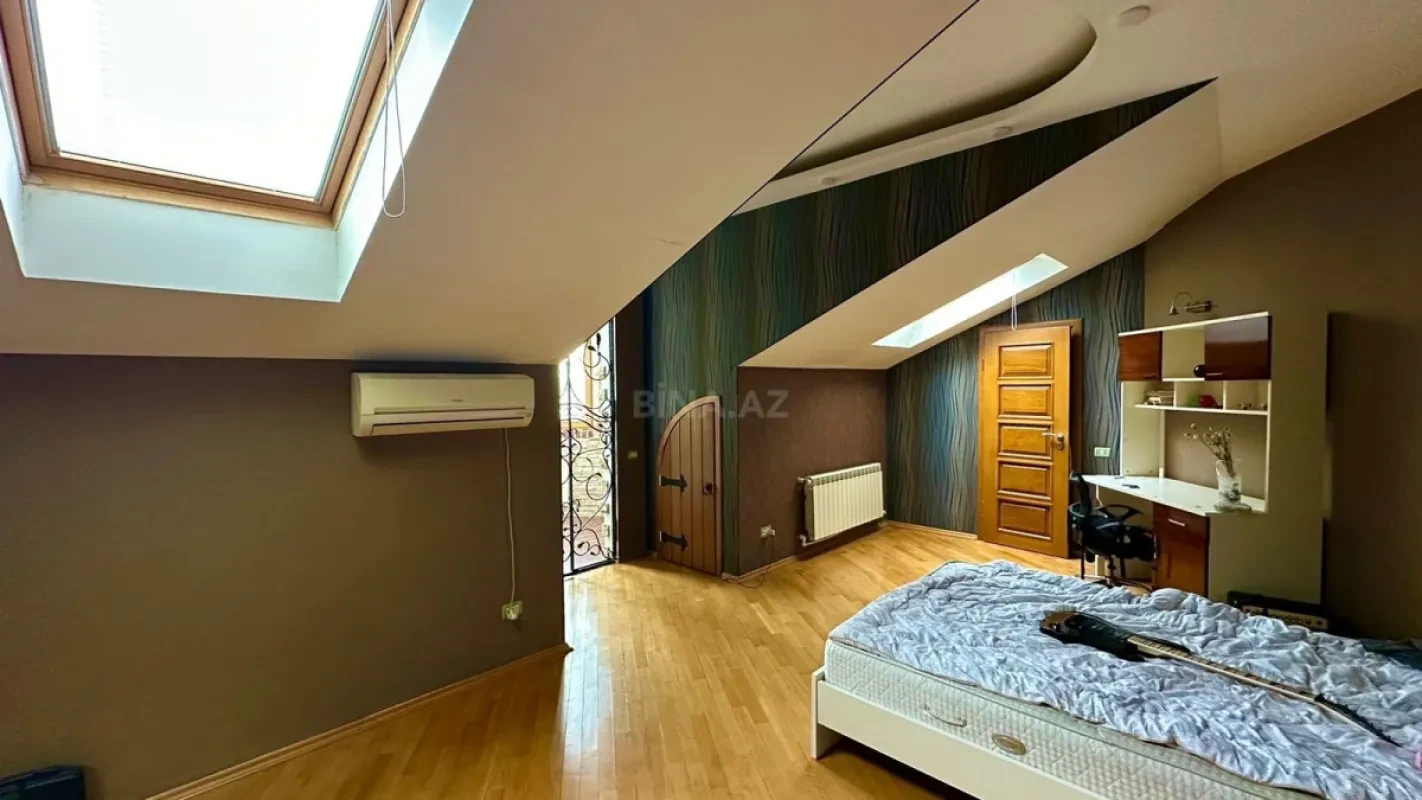 Satılır 5 otaqlı mənzil 200 m²