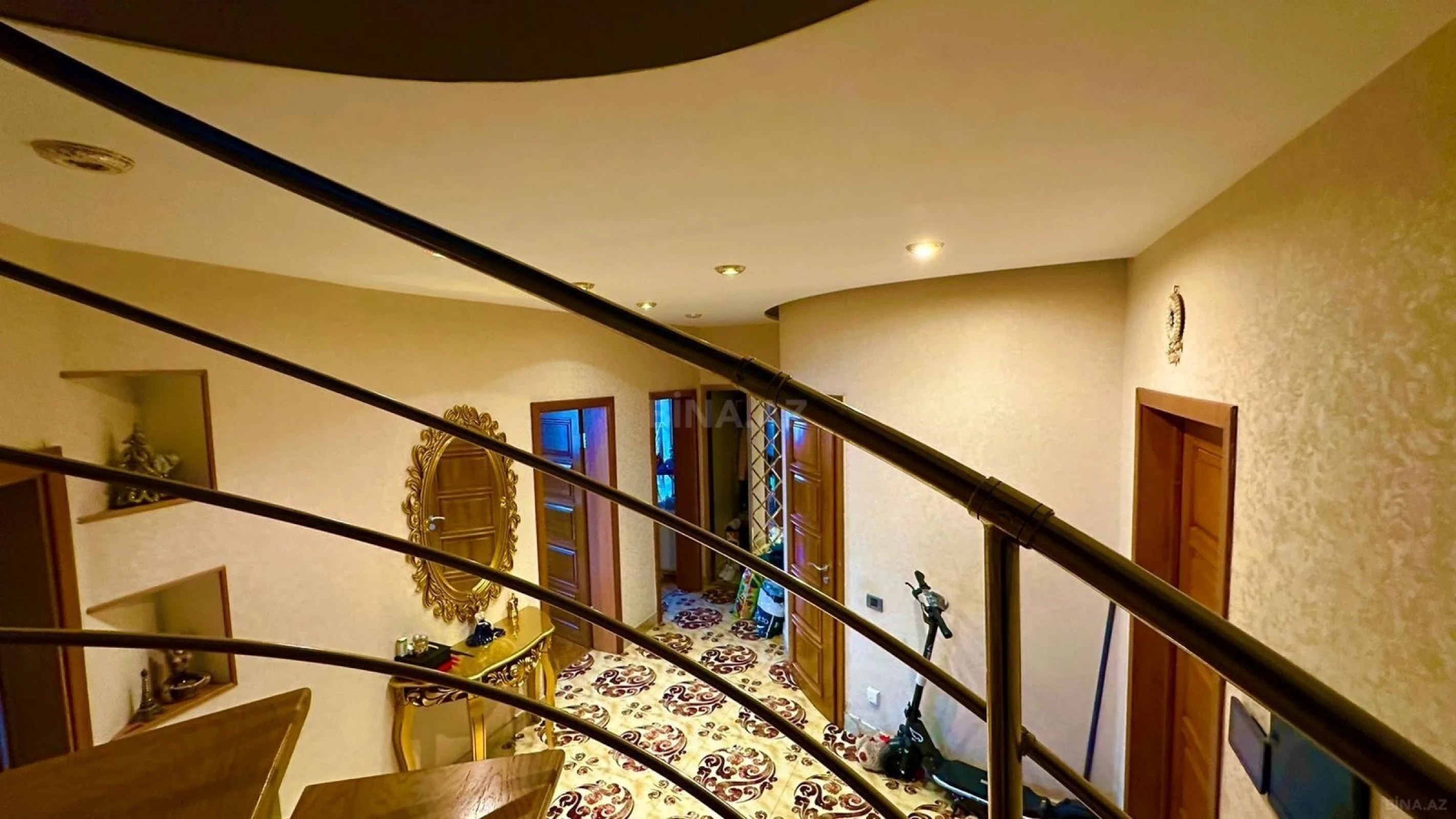 Satılır 5 otaqlı mənzil 200 m²