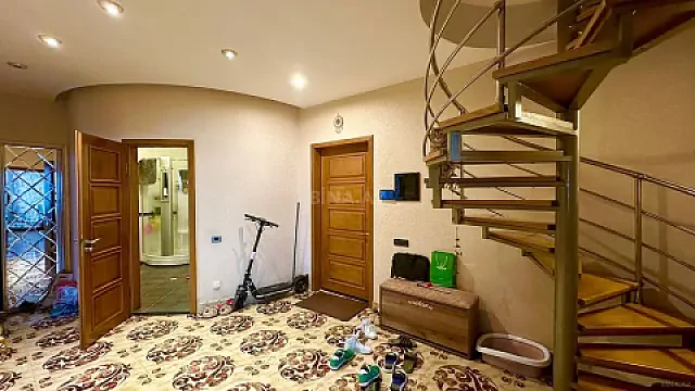 Satılır 5 otaqlı mənzil 200 m²