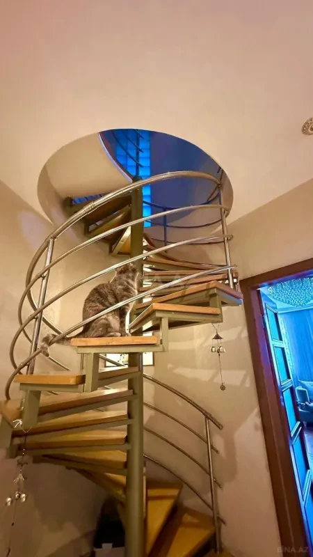 Satılır 5 otaqlı mənzil 200 m²