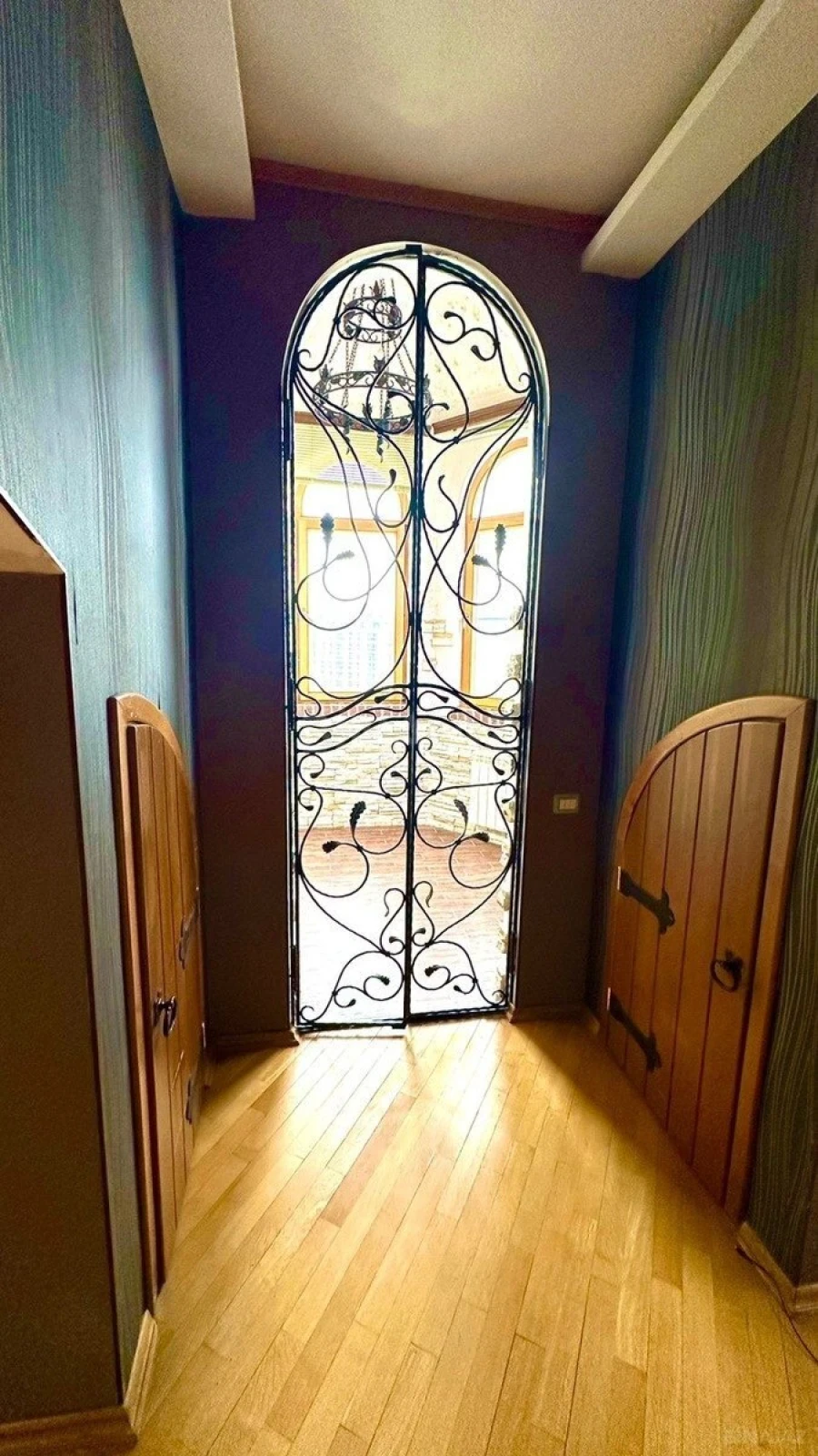 Satılır 5 otaqlı mənzil 200 m²