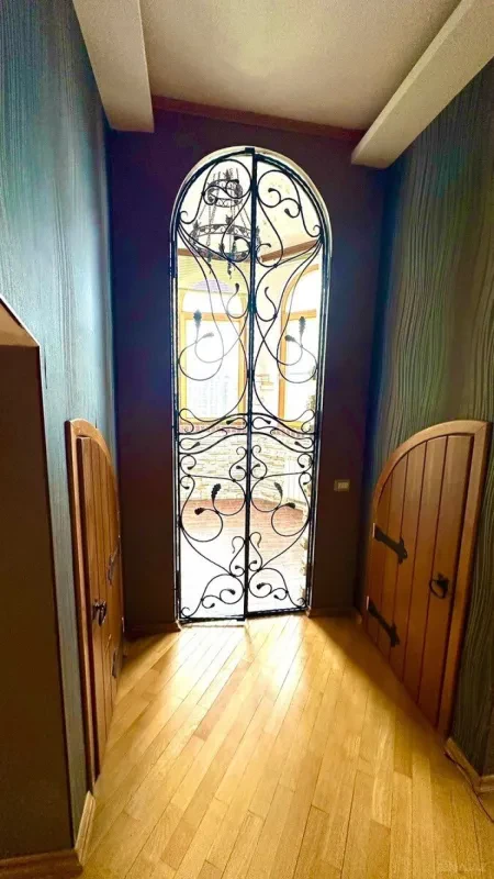 Satılır 5 otaqlı mənzil 200 m²