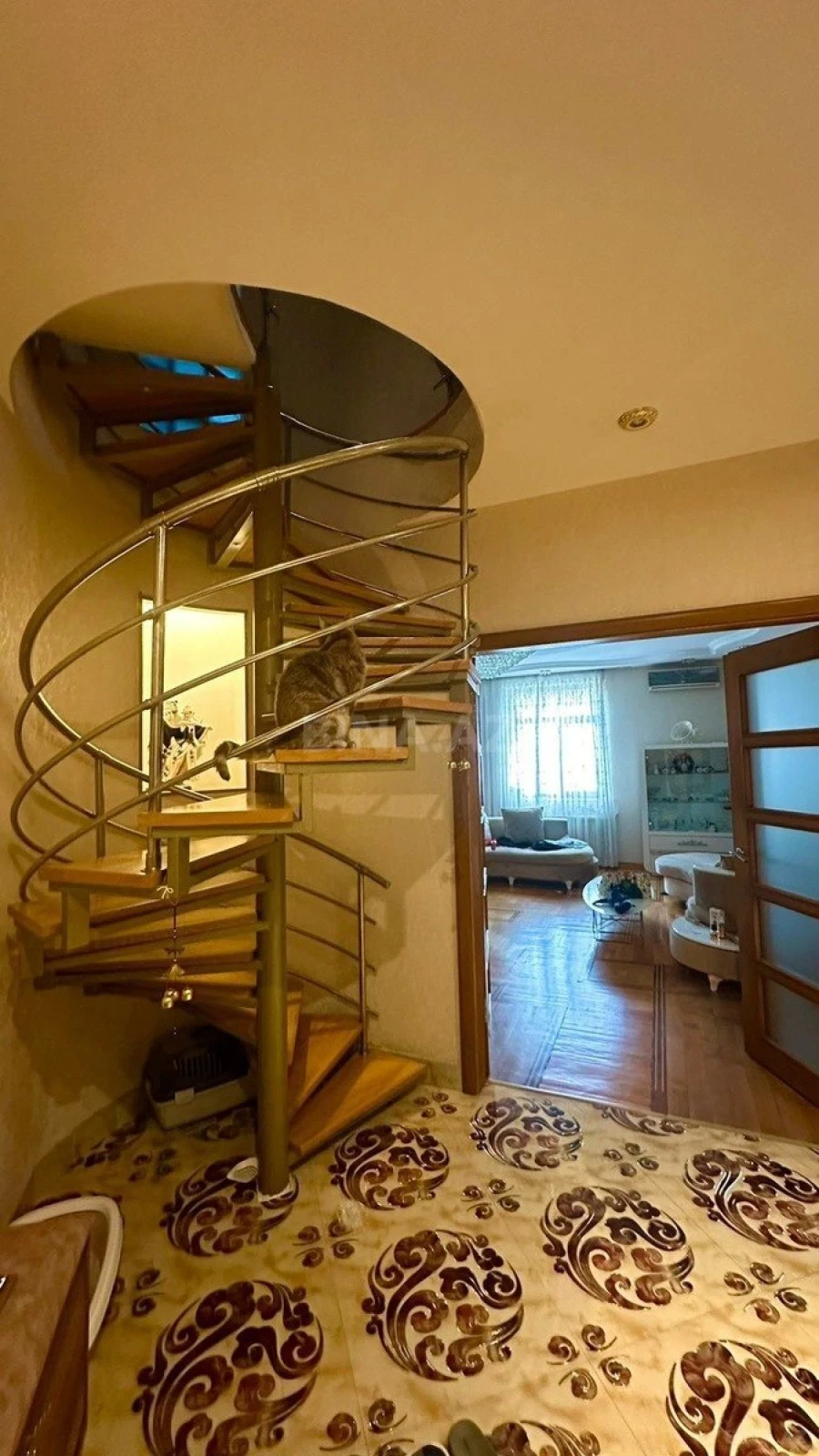Satılır 5 otaqlı mənzil 200 m²
