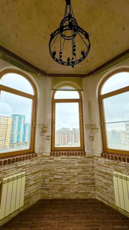 Satılır 5 otaqlı mənzil 200 m²