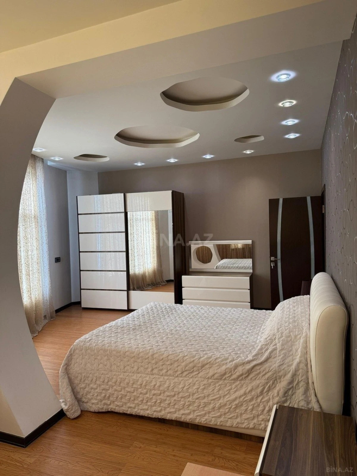 Kirayə verilir 3 otaqlı mənzil 161 m²
